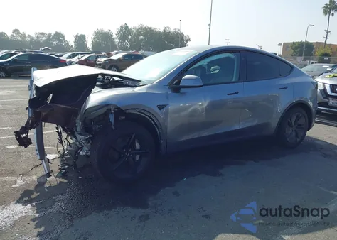 2026 Tesla Model Y Long Range Dual Motor All-Wheel Drive/Long Range Launch Series z USA, uszkodzony, nr VIN 7SAYGDEE6TF459276